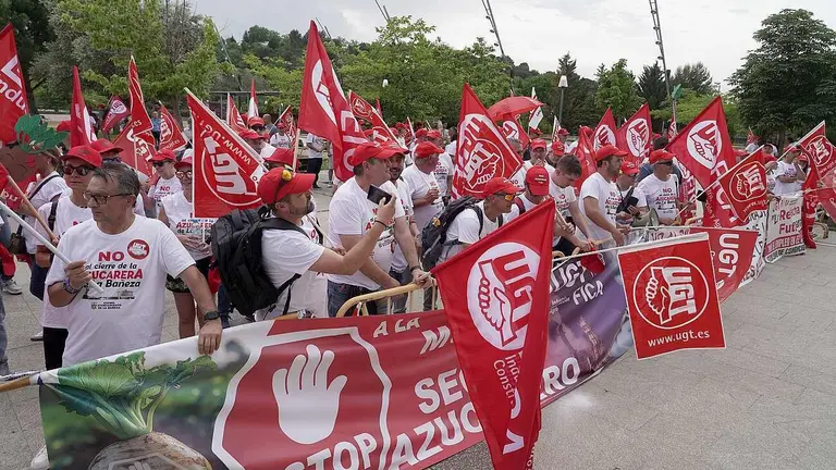 Trabajadores de Azucarera de conectan frente a la sede de las Cortes para defender sus puestos de trabajo. Fotos: Rubén Cacho