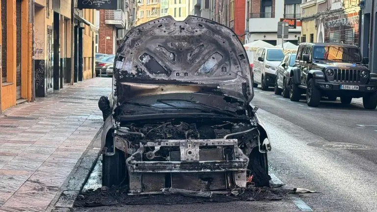 Un incendio en un turismo estacionado en la calle Bernardo del Carpio de León, a la altura del número 15, ha alertado de madrugada a los vecinos de esta zona de la ciudad. Foto: Silvia García