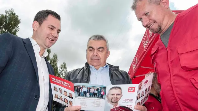 El secretario de Organización del PSOE, Santos Cerdán, durante una visita el mercado tradicional de Navatejera junto al secretario provincial del partido, Javier Alfonso Cendón y al entonces candidato a la Alcaldía de Villaquilambre, Jorge Pérez. Foto: Campillo