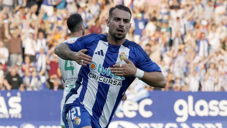 Cortés celebra uno de sus goles en El Toralín.