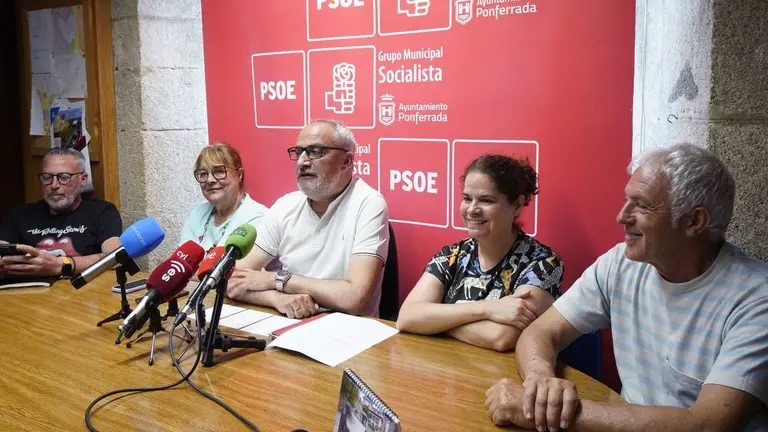 El portavoz del PSOE en Ponferrada, Olegario Ramón (C), acompañado de varios concejales, durante la rueda de prensa para valorar los dos años del Gobierno municipal. Foto: César Sánchez.