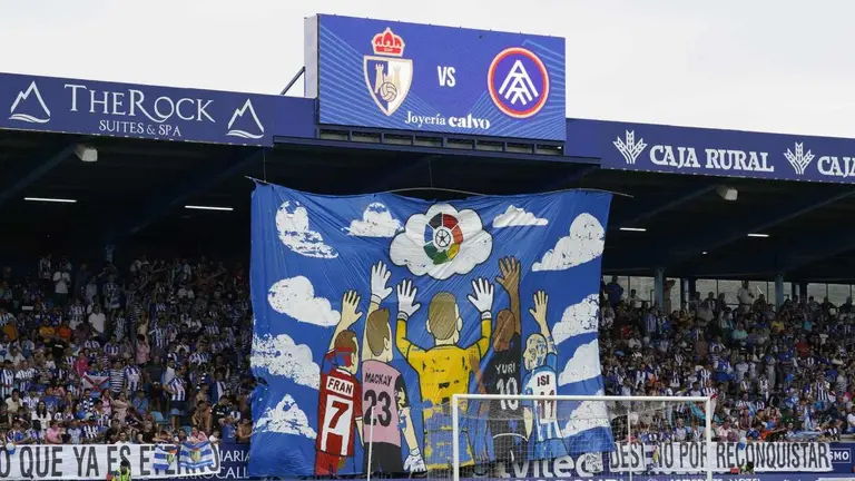 La Ponferradina se quedó a las puertas del ascenso tras caer por 0-1 ante el FC Andorra en El Toralín, en un partido que dejó a los bercianos a solo un gol de volver al fútbol profesional. Sin embargo, a pesar del doloroso desenlace, la campaña ha sido notable: segundo puesto en el grupo I de Primera RFEF, empatado a puntos con la Cultural Leonesa, y sin ascenso directo únicamente por la diferencia de goles.