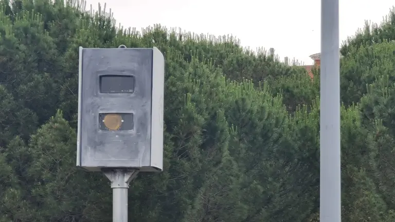 El Ayuntamiento recupera la visión del radar en este punto del vial después de que fuera vandalizado. "Ayer por la noche solo hacia que saltar el flash", asegura uno de los vecinos de la zona. Fotos: Heraldo de León