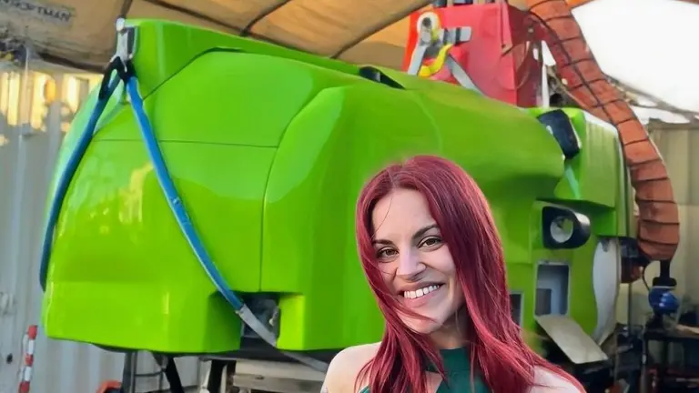 Sara García, frente al submarino Pisces VI en Tenerife. / Foto: Sara García