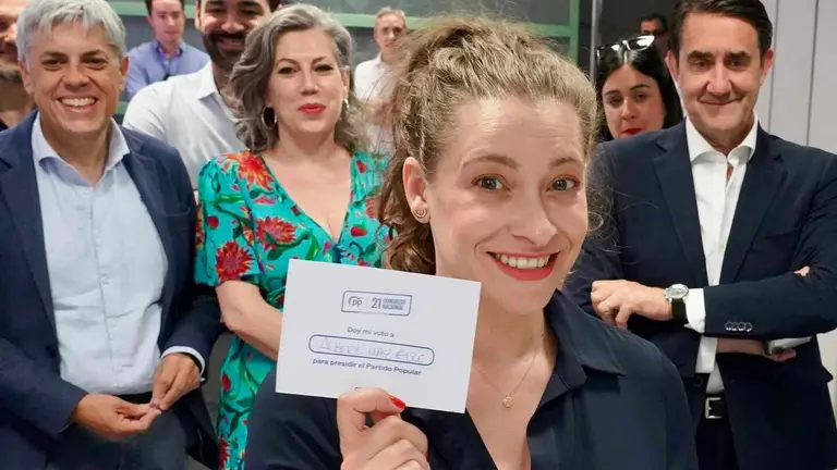 La presidenta del Partido Popular de León y vicesecretaria nacional de Sanidad y Educación, Ester Muñoz, ejerce su derecho a voto en las elecciones primarias del partido a nivel nacional. Foto: Campillo