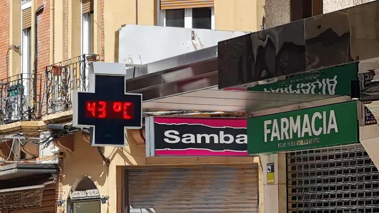 El asfalto arde en León: temperaturas por encima de los 35 °C vacían las calles en plena hora punta La capital vivirá tres días de intenso calor, con sensación térmica abrasadora y avisos para evitar salir a mediodía.