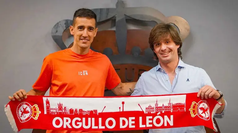 Badia, este miércoles, tras estampar su firma como nuevo portero de la Cultural posa junto al director deportivo Jose Manzanera.