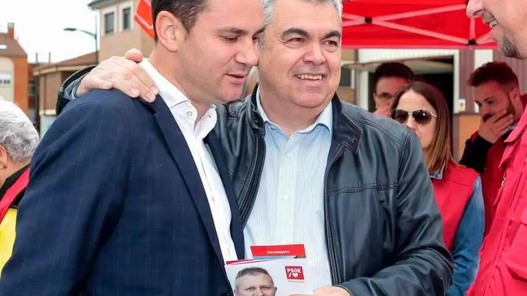 El secretario de Organización del PSOE, Santos Cerdán, durante una visita el mercado tradicional de Navatejera junto al secretario provincial del partido, Javier Alfonso Cendón y al entonces candidato a la Alcaldía.