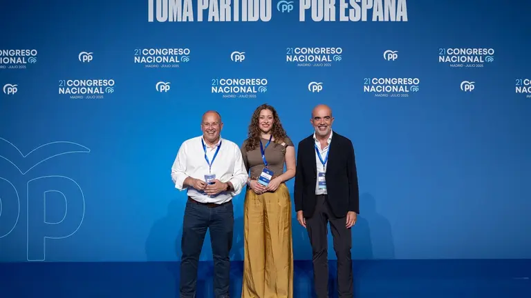 Ester Muñoz (centro) este sábado en el Congreso del PP.