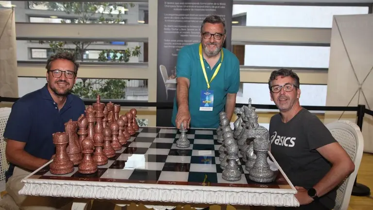 Martín (izda.) y Ernesto (dcha.) con Marcelino Sión en el Magistral de León. Foto: Luque