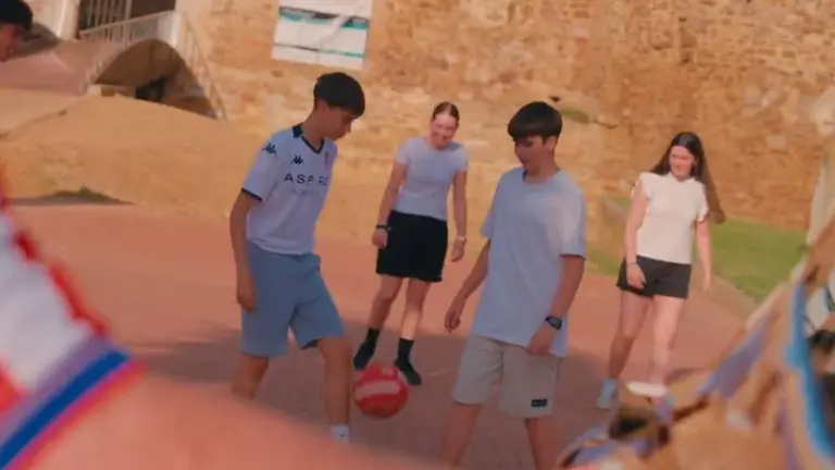 Un joven con la camiseta de la Cultural, protagonista entre los aficionados del Sporting.