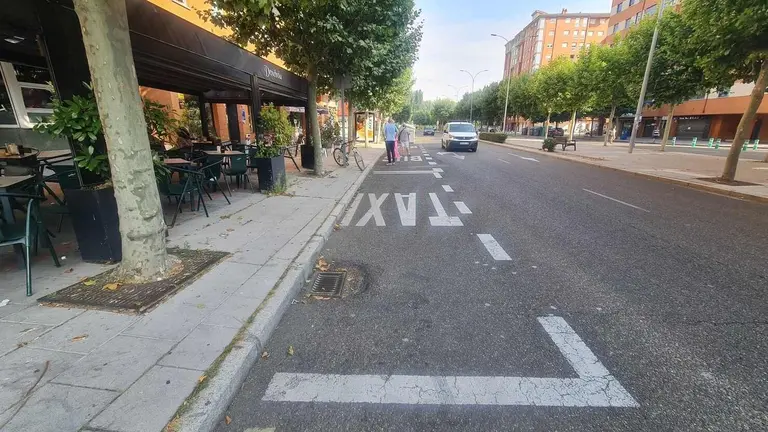 Un grupo de clientes espera la llegada de un taxi en Eras de Renueva.