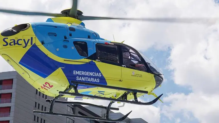 Helic&oacute;ptero sanitario en el Hospital de Le&oacute;n. Foto: Campillo