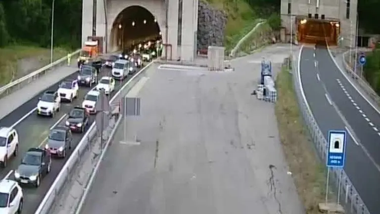 Atascos en el Huerna a última hora de una jornada dominical en las cámaras de la DGT.
