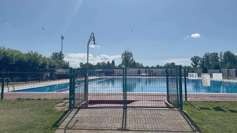 Imagen de la piscina de Casa León, este martes, cerrada por Sanidad tras el reto viral en TikTok.
