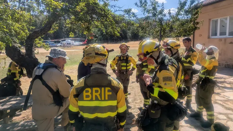 Una brigada de incendios forestales en una foto de archivo