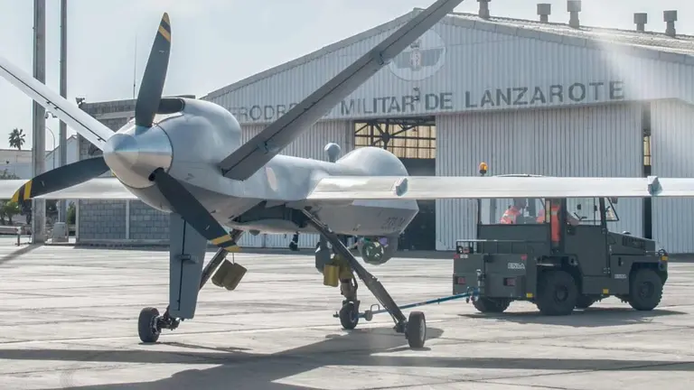 Sistema NR.05 desplegado en Lanzarote; el SIRTAP, por otro lado, es un sistema español de drones tácticos de menor tamaño, diseñado para mayor movilidad y despliegue en diversas operaciones. A diferencia del Predator, el SIRTAP de León se enfoca en misiones más tácticas y de corto alcance.