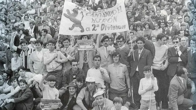 Aficionados de la Cultural celebrando un ascenso a Segunda.