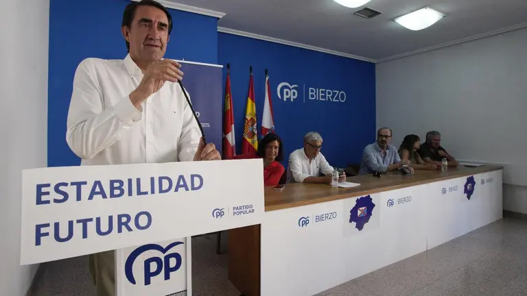 El presidente de la gestora del PP de León, Juan Carlos Suárez-Quiñones, durante la reunión con alcaldes, portavoces y otros cargos de la comarca berciana. Foto: César Sánchez