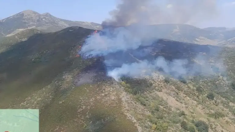 Imagen del incendio de Fasgar este sábado al mediodía.