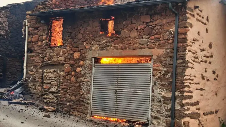 Las Médulas, Patrimonio de la Humanidad, devastadas por el fuego: centenares de castaños centenarios arrasados. El incendio arrasa el emblemático paraje y deja tras de sí un paisaje desolador que enluta a la comunidad local. Fotos de Diputación de León
