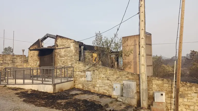 Imagen de una de las estructuras calcinadas por las llamas. Foto: DipuLeón