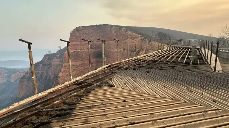 Imagen del mirador de Las Médulas calcinado por el paso de las llamas. Foto de @rafamerdel