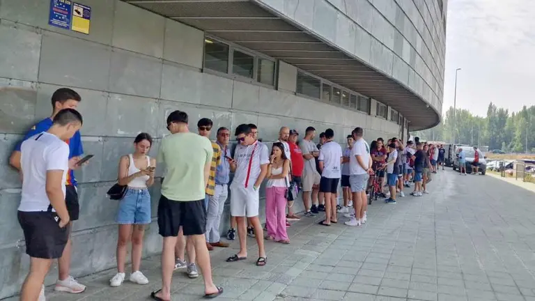 Colas de aficionados para retirar las entradas de cara al Burgos-Cultural. Foto: @GonzaloSF90