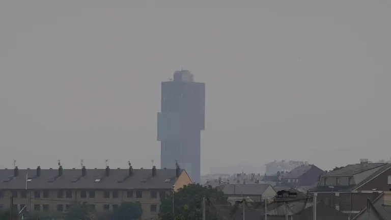 Intenso humo en la comarca del Bierzo debido a los incendios. Foto: César Hornija