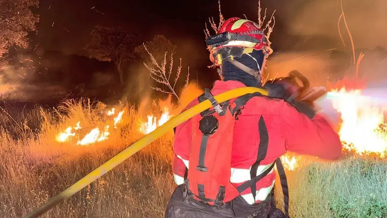 Un militar de la UME trabaja en la extinción de un incendio forestal.