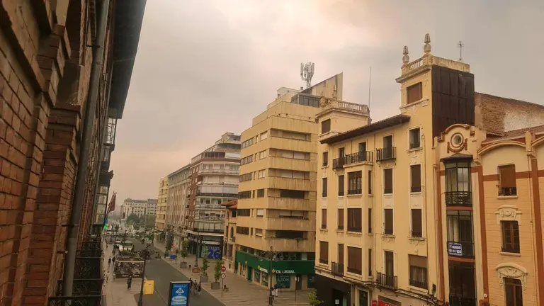 La capital y gran parte de la provincia viven un mediodía irreal, con el cielo teñido de ocre por la intrusión de polvo africano y el humo de los incendios en el Bierzo y la Cabrera. Las autoridades recomiendan limitar la actividad física al aire libre y mantener ventanas cerradas.