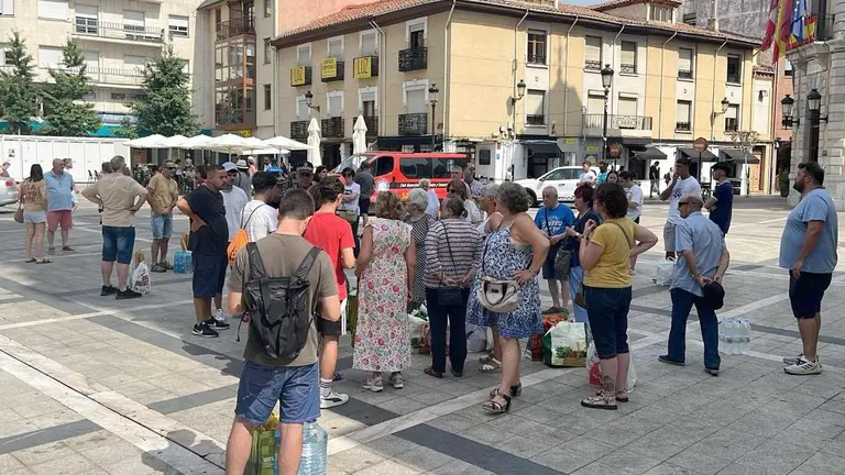 Vecinos de La Bañeza acuden a entregar donaciones a la Plaza Mayor sin que nadie se las pueda recoger.