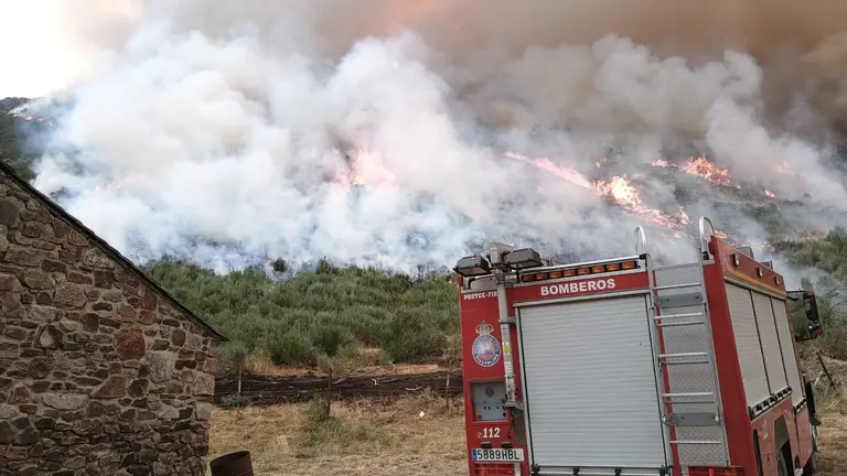 Una semana lleva el incendio en la comarca de Laciana; Mario Rivas pide ayuda urgente y más efectivos.