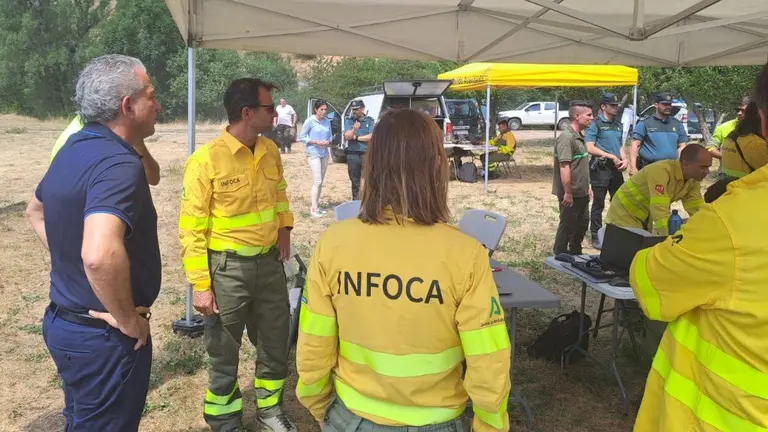 El delegado del Gobierno, Nicanor Sen, visita el Puesto de Mando Avanzado del incendio localizado en Barniedo de la Reina, en el municipio leonés de Boca de Huérgano. Foto: Del. Gob.