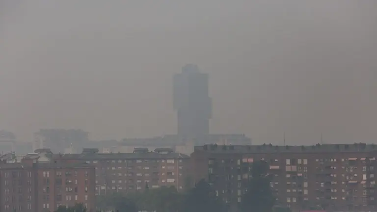 Intenso humo en el Bierzo debido a los diferentes incendios activos. Foto: César Hornija