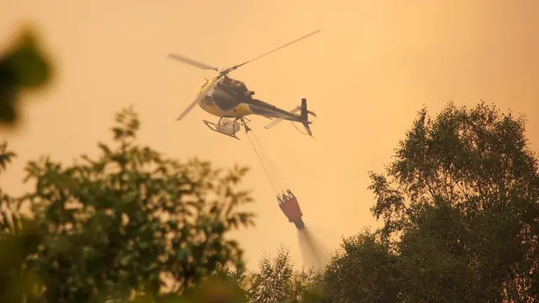 Un helicóptero trabaja en el incendio de Yeres, en León