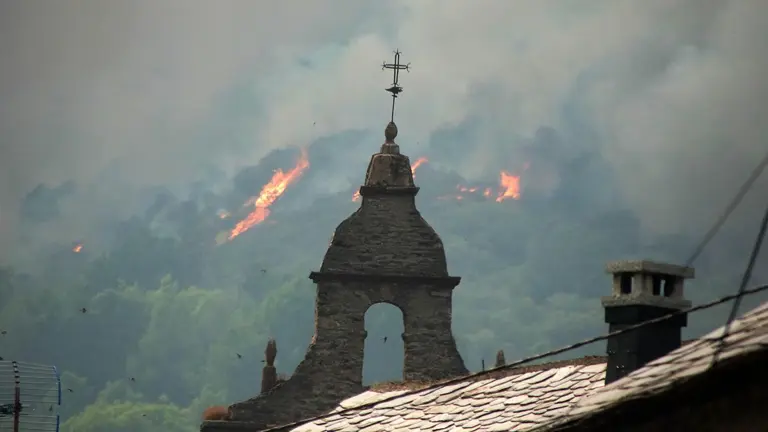 La pequeña localidad de Fasgar se encuentra amenazada por un incendio forestal