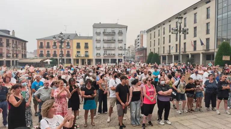 Cerca de 300 personas reclaman en Ponferrada la declaración del nivel 3 de emergencia por los incendios.