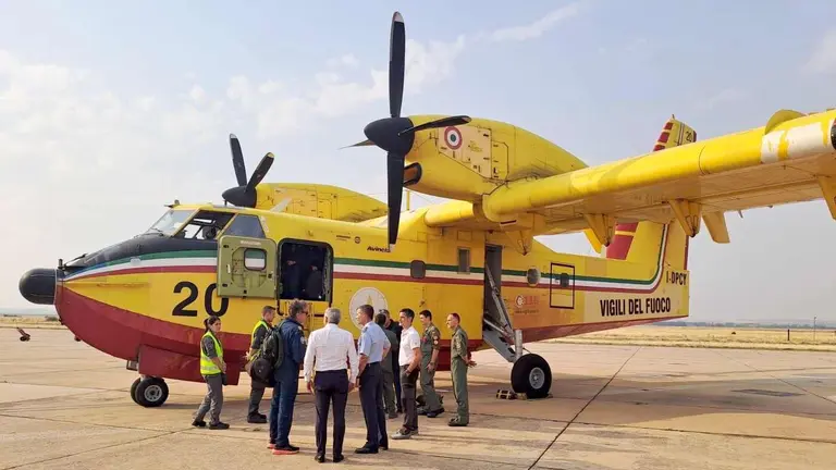 Los dos aviones-cisterna del Mecanismo Europeo de Protección Civil aterrizan en Matacán (Salamanca). Permitirán transportar cantidades superiores a los 5.500 litros de agua para la lucha contra incendios