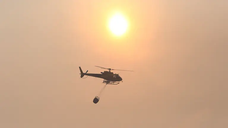 Medios aéreos trabajando en uno de los últimos incendios en la provincia de León.