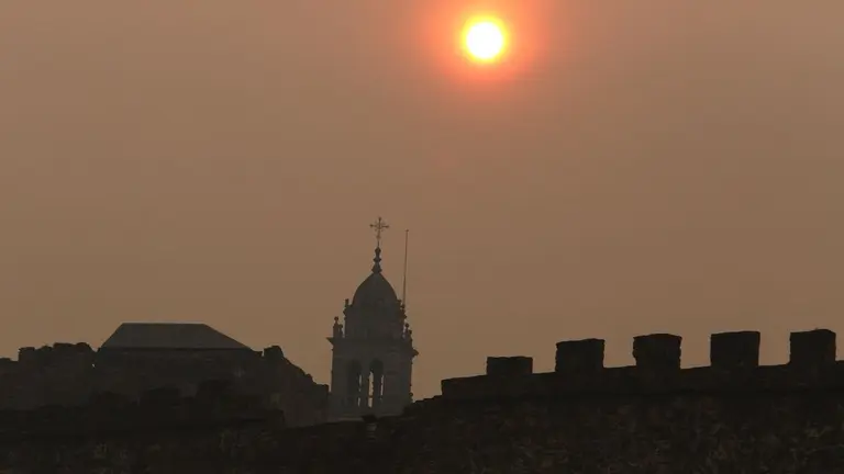 Intenso humo en Ponferrada debido a los diferentes incendios de este verano.