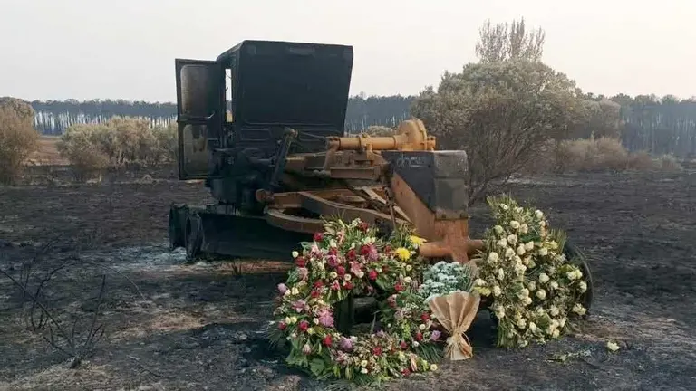 Ramos de flores en el lugar en el que ambos voluntarios perdieron la vida.
