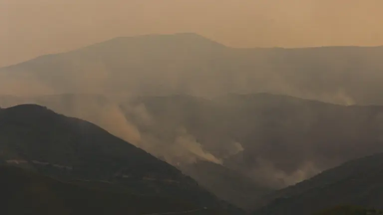 Incendio proveniente de Orense se acerca al municipio de Corullón (León)