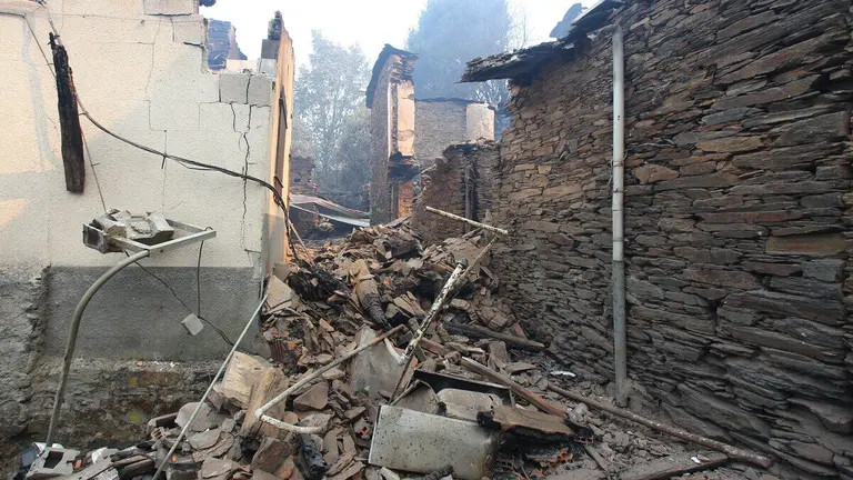 El pueblo de Lusio (León), arrasado por el fuego