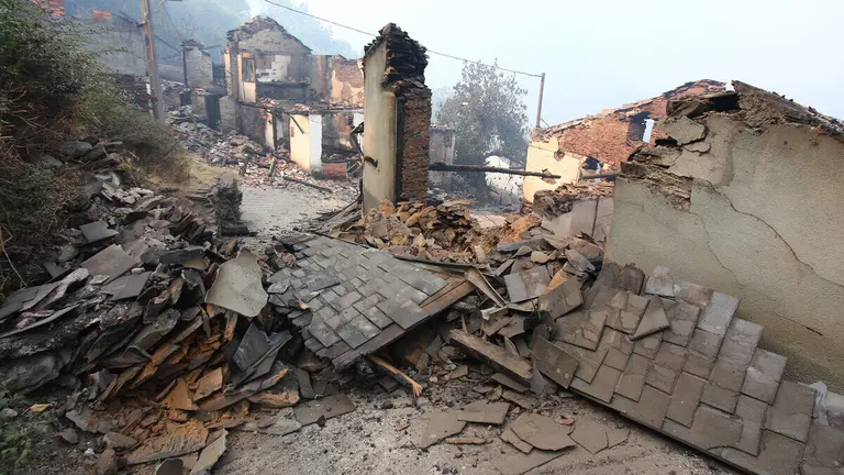 El pueblo de Lusio (León), arrasado por el fuego