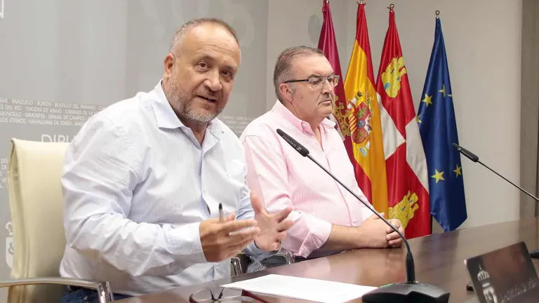 El presidente de la Diputación de León, Gerardo Álvarez Courel, y el vicepresidente, Roberto Aller, ofrecen una rueda de prensa sobre la ola de incendios que afecta a la provincia. Peio García