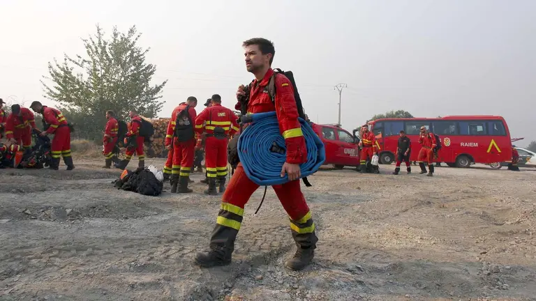 Dispositivo de la UME desplazado al incendio que afecta a los municipios de Oencia y Corullón.