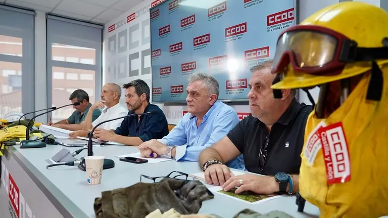 El coordinador del sector autonómico de la Federación de Servicios a la Ciudadanía de CCOO, Juan Carlos Hernández; el responsable de Medioambiente del sindicato, José Ramón Jiménez; el delegado de CCOO y miembro del operativo de incendios Abel Fernández; el secretario general de la Federación de Industria de CCOO CyL, Miguel Ángel Brezmes; y el secretario de Negociación Colectiva, Salud Laboral y Medio Ambiente de la Federación de Hábitat de CCOO CyL, Óscar Ferrero, atienden a los medios de comunicación en rueda de prensa.