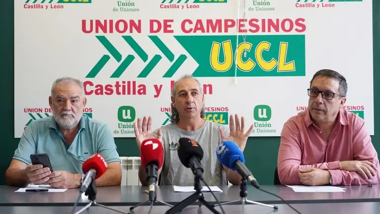 Jesús Manuel González Palacín, coordinador regional de UCCL, analiza la situación de los incendios junto a los coordinadores de UCCL Valladolid Valentín García (I) y Zamora Antonio Rodríguez (D)