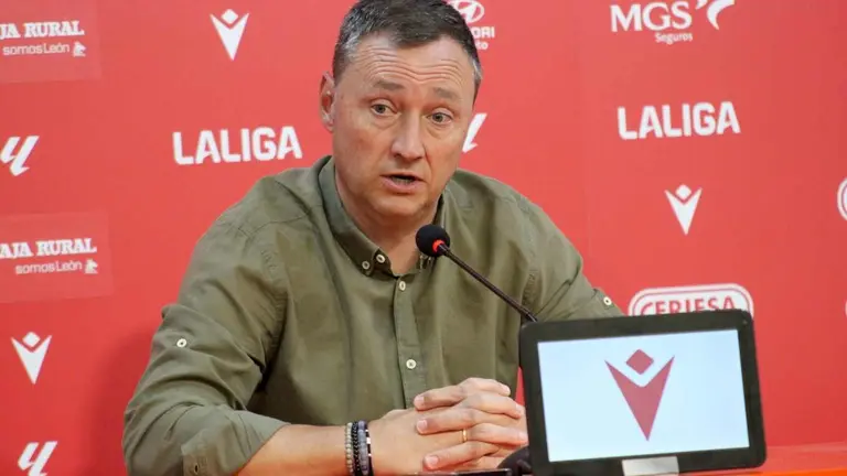 Llona, durante la rueda de prensa de este viernes.